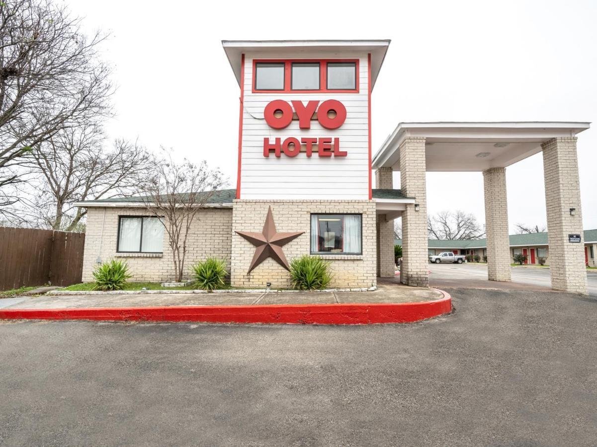 Oyo Hotel San Antonio Near At&T Center Exterior photo